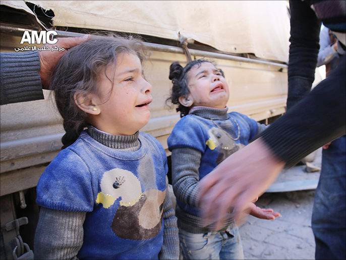 ‪انتشال أطفال من تحت الأنقاض في حي البياضة بحلب جراء غارات النظام‬ (ناشطون)