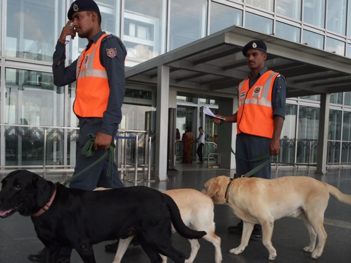‪فرق الإنقاذ الأجنبية بدأت تصل نيبال‬ ترافقها الكلاب البوليسية للبحث عن ناجين محتملين(غيتي)