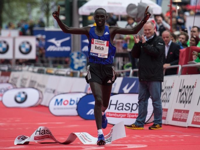 Lucas Rotic of Kenya crosses the finish line and wins the marathon on April 26, 2015 in Hamburg. AFP PHOTO / DPA / MAJA HITIJ +++GERMANY OUT