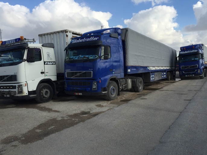 ‪شاحنات عالقة على الحدود بين سوريا والأردن بعد إغلاق معبر جابر‬  (الجزيرة نت)