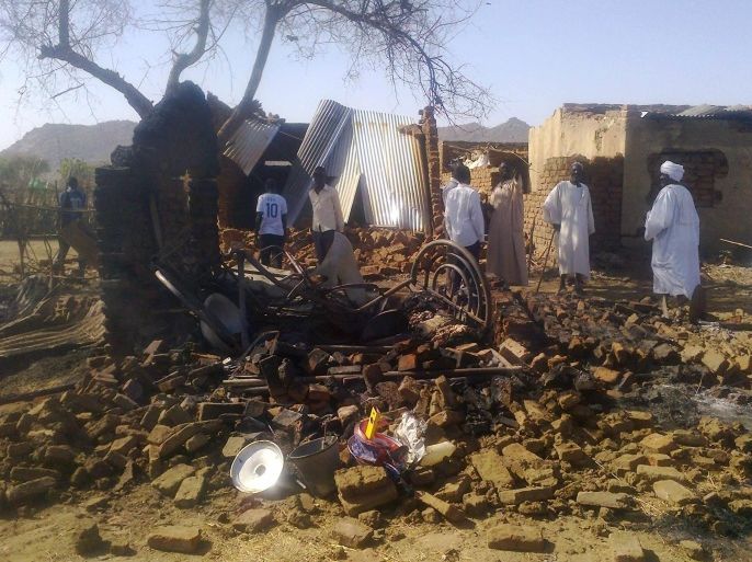 Sudanese men inspect damages following an attack in Kadugli, the capital of Sudan's South Kordofan state, on April 12, 2013. At least three people were killed when shells hit Kadugli, state television said, in a suspected rebel bombardment as President Omar al-Bashir visited Juba.