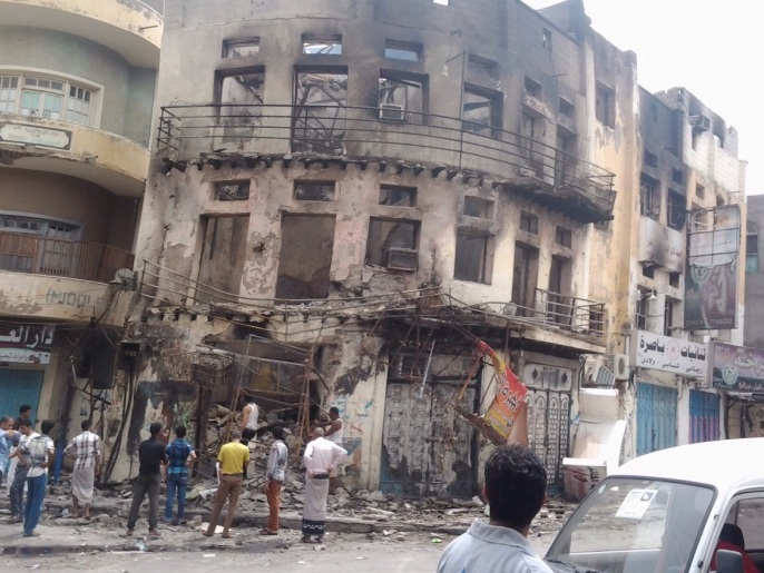 آثار الدمار جراء مواجهات بين الحوثيين والمقاومة الشعبية في كريتر بعدن (الجزيرة)