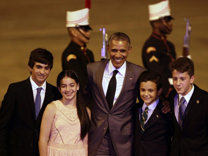 أوباما في صورة تذكارية مع أطفال لدى وصوله إلى بنما (الأوروبية)