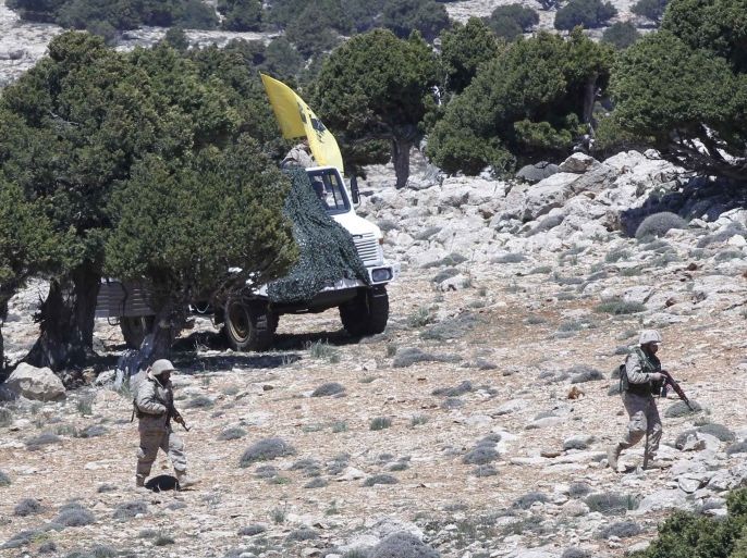 عناصر من حزب الله يمشطون إحدى التلال المحاذية للحدود اللبنانية في سوريا القلمون