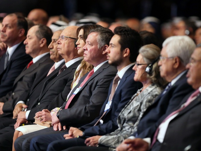 جانب من الحضور في الجلسة الافتتاحية للمنتدى العالمي الاقتصادي بالبحر الميت (الفرنسية)