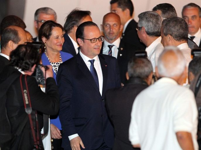 French President Francois Hollande (C) arrives at the Jose Marti Airport in Havana, Cuba, 10 May 2015. Hollande arrives in Havana for an official visit to Cuba, the first by a French head of state on the island, which coincides with an approach process between Havana and Washington.