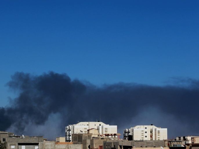 Black smoke billows in the sky above areas where clashes are taking place between pro-government forces, who are backed by the locals, and the Shura Council of Libyan Revolutionaries, an alliance of former anti-Gaddafi rebels, who have joined forces with the Islamist group Ansar al-Sharia, in Benghazi, Libya, May 18, 2015. REUTERS/Esam Omran Al-Fetori