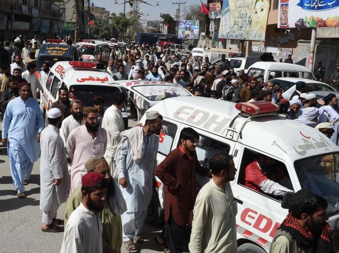 Pakistani volunteers from the Edhi Foundation transport the bodies of those killed in an attack on a bus as others protest in Quetta on May 30, 2015. Unidentified gunmen late May 29, 2015, stormed two passenger coaches in southwest Pakistan, killing at least 19 people, officials said. AFP PHOTO / Banaras KHAN