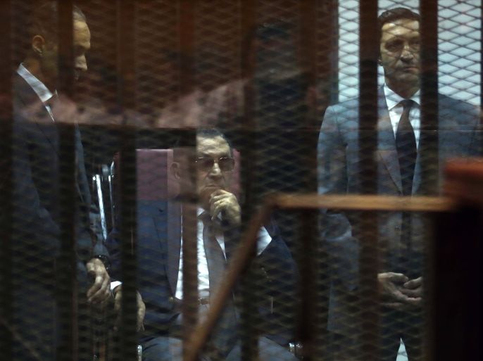 MS00008 - Cairo, -, EGYPT : Ousted Egyptian president Hosni Mubarak sits in the defendant’s cage in between his sons Gamal (L) and Alaa as they listen to the verdict in their hearing in a retrial for embezzlement on May 9, 2015 in Cairo. The Egyptian court sentenced Mubarak and his two sons to three years in prison. AFP PHOTO / MOSTAFA EL-SHEMY