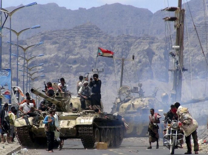 Southern Popular Resistance fighters gather on a road during fighting against Houthi fighters in Yemen's southern city of Aden May 3, 2015. Between 40-50 Arab special forces soldiers arrived in Aden on Sunday and deployed alongside local fighters against the Houthi militia, a spokesman for the Southern Popular Resistance said. REUTERS/Stringer