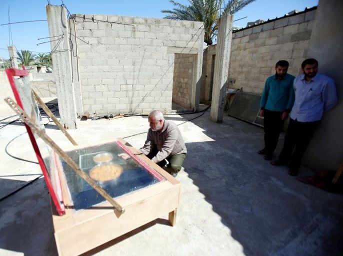 الغزي خالد بشير يجهز طعامه من خلال "الفرن الشمسي"