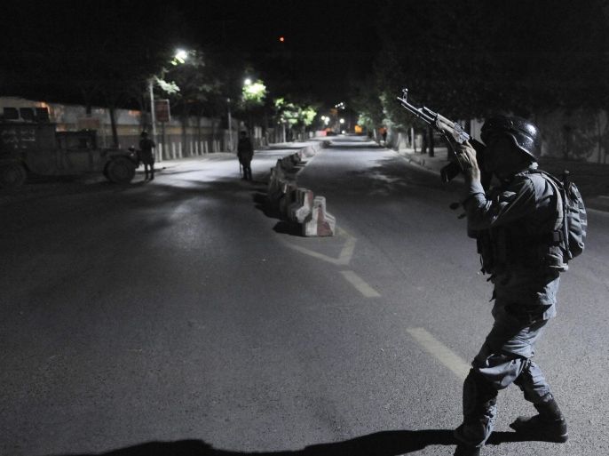 Afghan Police stand guard near the scene of heavy gunfight between security forces and suspected militants in Kabul, Afghanistan, 27 May 2015. A guest house hosting foreigners in Kabul is believed to be the target as gunfight continued in Kabul.