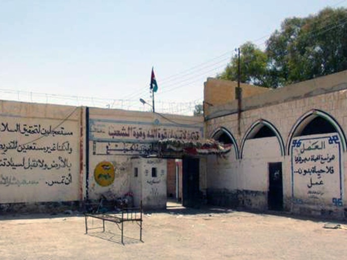 صورة بثها التنظيم تظهر بوابة سجن تدْمر العسكري (أسوشيتد برس)