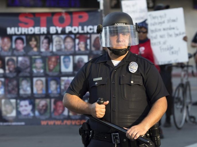 Police officers surround demonstrators marching in solidarity with Baltimore protesters against the death of 25-year-old Freddie Gray in police custody, in Los Angeles, California, April 28, 2015. The march ended with around 14 people being issued citations for blocking traffic, reported local radio. REUTERS/David McNew