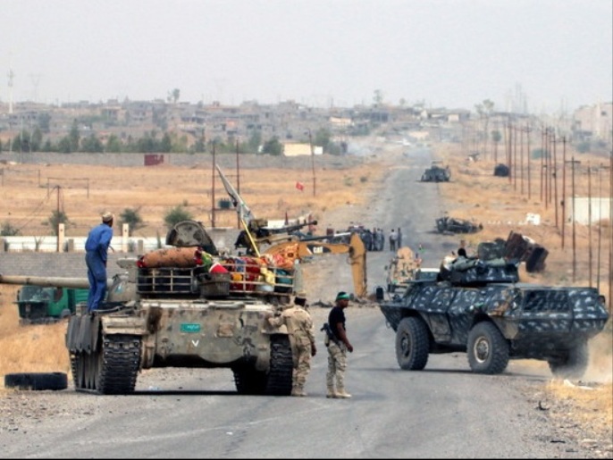 ‪قوات عراقية أثناء تقدمها للسيطرة على مدينة بيجي في وقت سابق هذا الشهر‬ (الأوروبية)