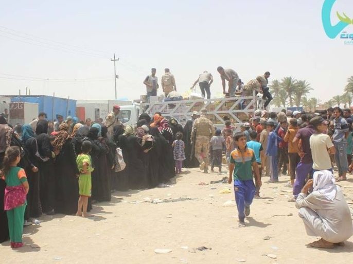 نازحون عراقيون شردهم القتال من محافظة الأنبار على حدود بغداد