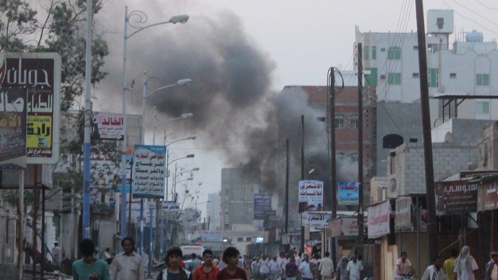 ‪قصف سابق لأحياء عدن جنوبي اليمن من قبل المسلحين الحوثيين‬ (الجزيرة نت)