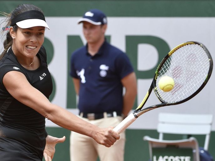 Serbia's Ana Ivanovic returns the ball to Ukraine's Elina Svitolina during the women's quarter-finals of the Roland Garros 2015 French Tennis Open in Paris on June 2, 2015. AFP PHOTO / DOMINIQUE FAGET