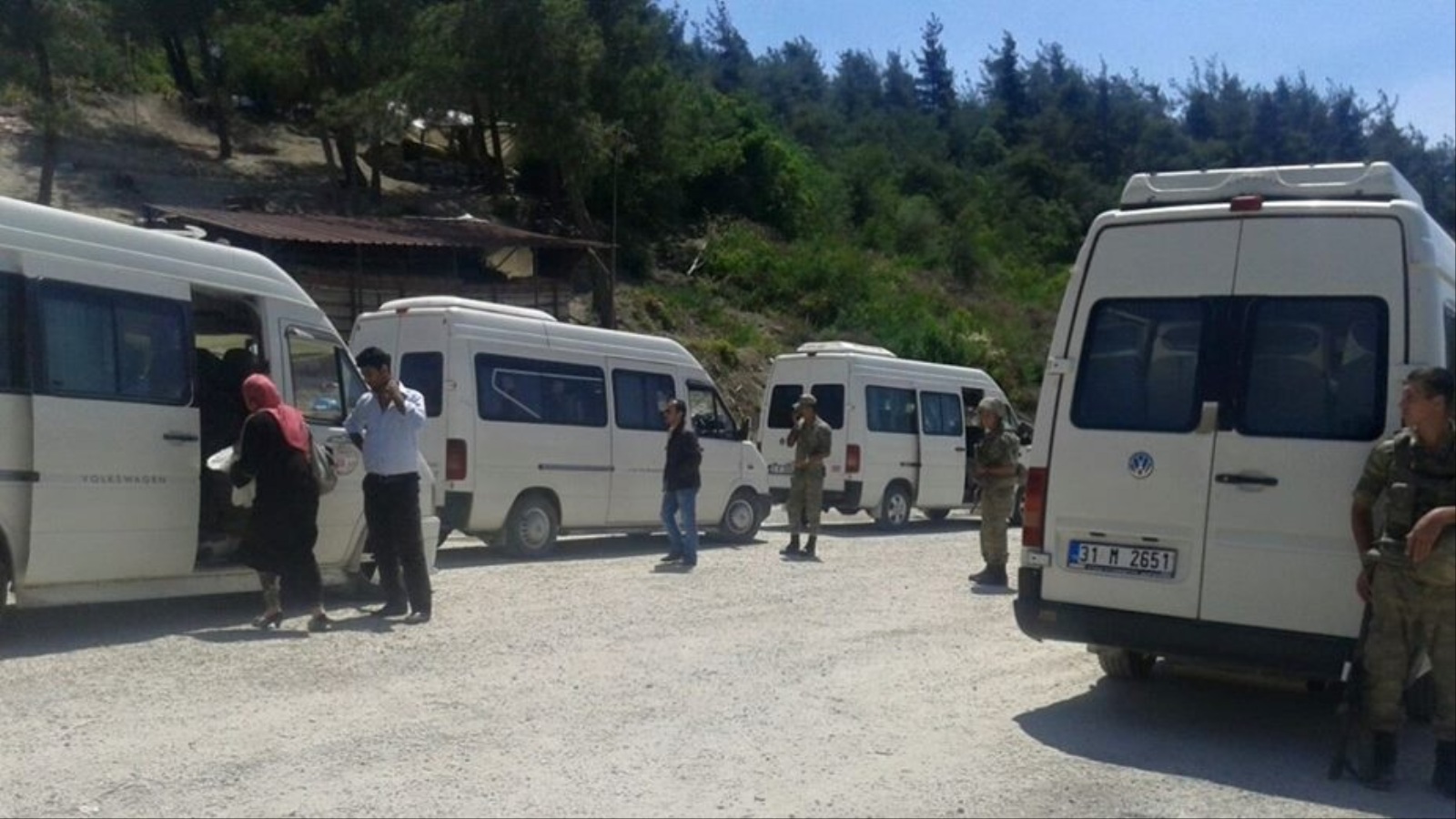 ‪السلطات التركية أرسلت سيارات مكيفة لنقل الأطفال لداخل أراضيها من أجل تلقيحهم‬ (الجزيرة نت)