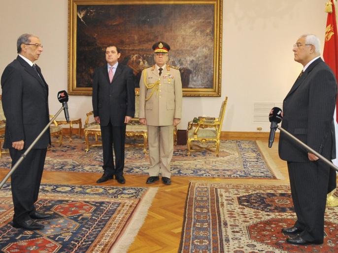 هشام بركات يؤدي اليمين أمام الرئيس المؤقت عدلي منصور لشغل منصب النائب العام في 10 يوليو/تموز 2013 (رويترز)