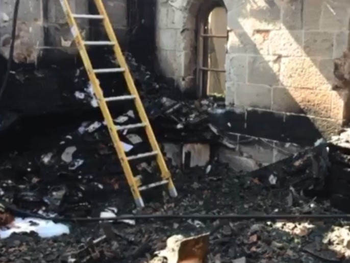 ‪الحريق دمر جناحا كاملا في الكنيسة‬ (الجزيرة)