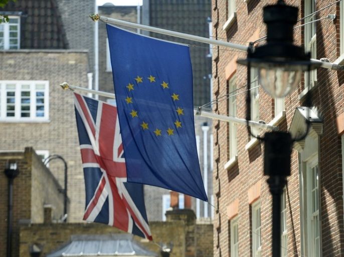 علمان البريطاني والأوروبي يرفرفان في مبنى قريب من مقر البرلمان البريطاني