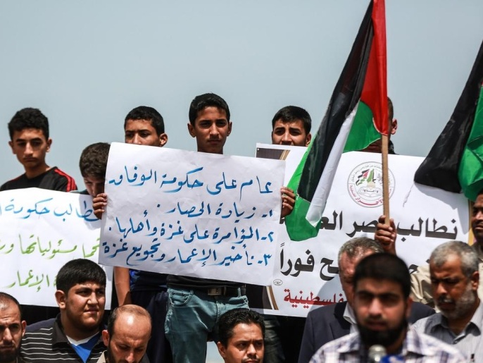 ‪المشاركون في الوقفة رفعوا شعارات تطالب برفع الحصار‬ (الأناضول)