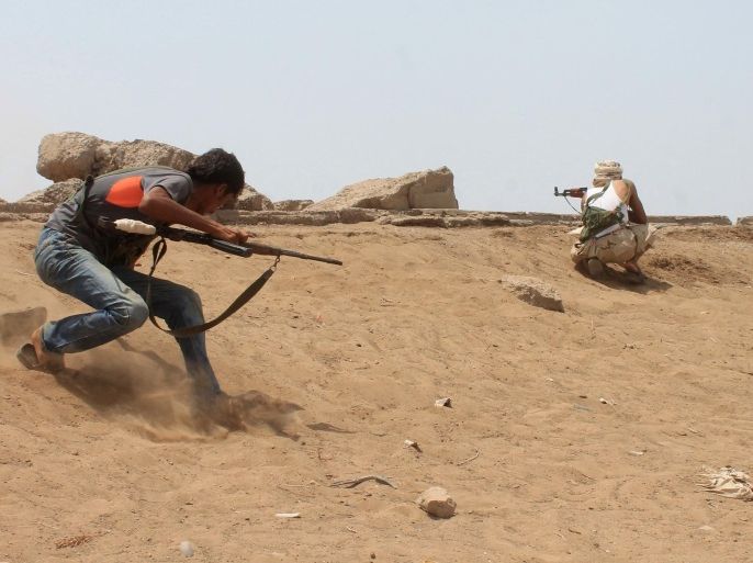 Yemeni fighters of the southern separatist movement, loyal to exiled President Abedrabbo Mansour Hadi, keep watch during their battle against Shiite Huthi rebels, in the port city of Aden on June 9, 2015. The party of Yemen's former president Ali Abdullah Saleh, a key ally of Shiite Huthi rebels, welcomed UN-brokered peace talks due to open in Switzerland at the weekend. AFP PHOTO / SALEH AL-OBEIDI