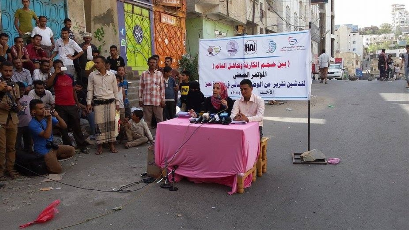 أربع منظمات حقوقية يمنية تطالب برفع الحصار عن تعز وبتحقيق دولي في جرائم الحوثيين وصالح (الجزيرة)
