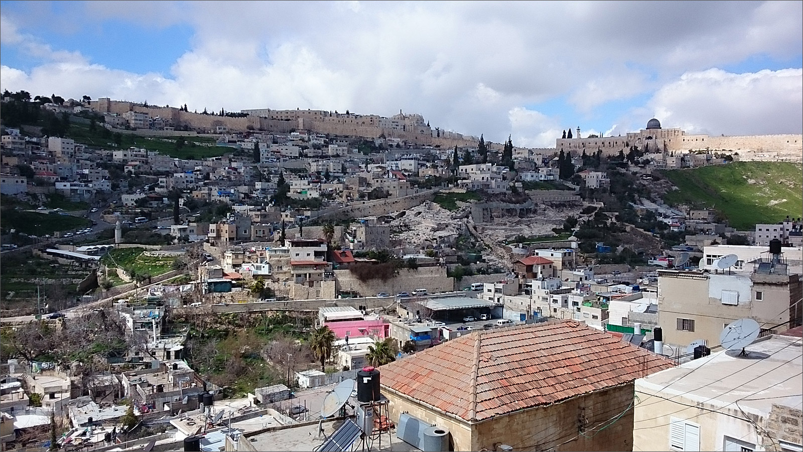 بلدة سلوان كغيرها من بلدات مدينة القدس من أكثر المناطق استهدافا للاستيطان (الجزيرة)
