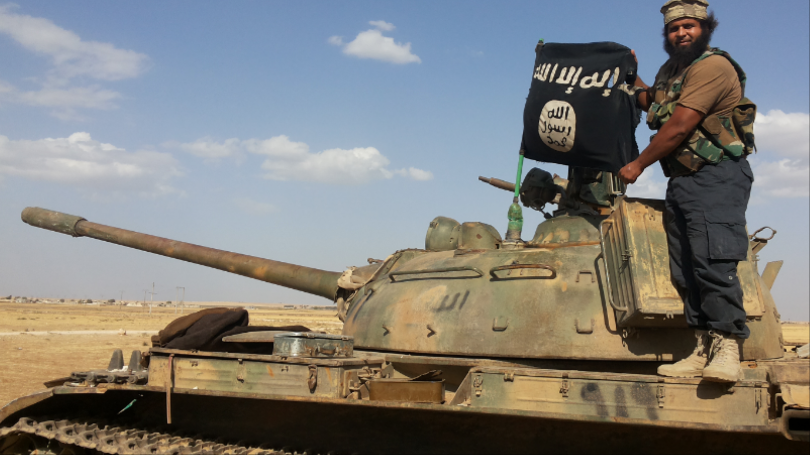 ‪دبابة تابعة لتنظيم الدولة الإسلامية‬  (الجزيرة)