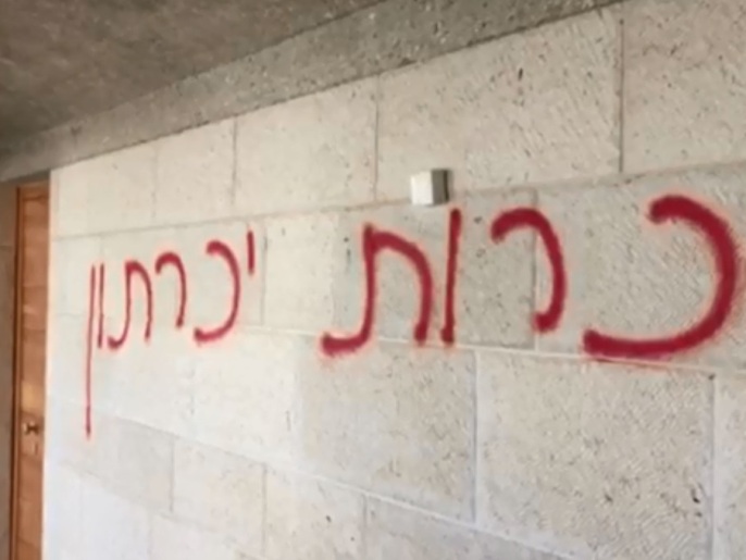 ‪عبارات بالعبرية على جدران الكنيسة‬ (الجزيرة)