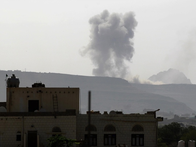 ‪أعمدة الدخان تتصاعد جراء قصف التحالف مناطق في صنعاء‬  (غيتي)