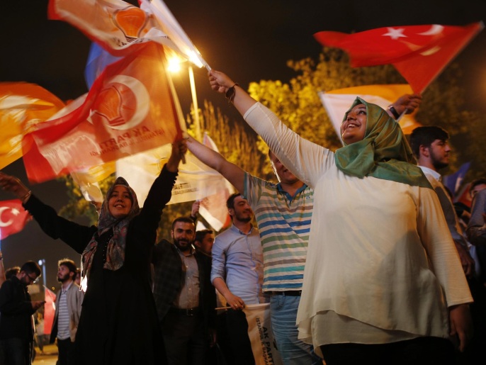 أنصار حزب العدالة والتنمية يحتفلون في إسطنبول بعد ظهور النتائج 