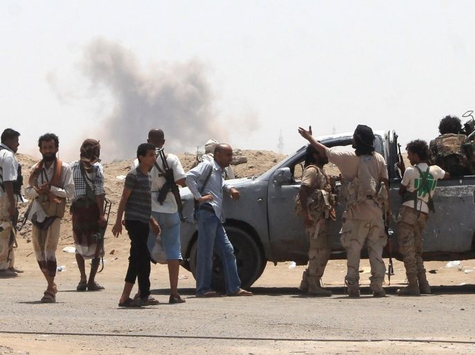 Yemeni members of the southern separatist movement, loyal to President Abedrabbo Mansour Hadi, gather around an armed pick up truck in Aden's suburbs, on June 3, 2015. Saudi-led coalition warplanes intensified raids on Yemen's capital, as Washington confirmed a top US diplomat had met representatives of Iran-backed rebels to try to revive proposed Geneva peace talks. AFP PHOTO / SALEH AL-OBEIDI
