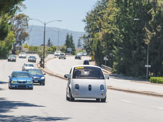‪إحدى سيارات غوغل الذاتية القيادة تجوب شوارع ماونتن فيو بولاية كاليفورنيا‬ (الأوروبية)