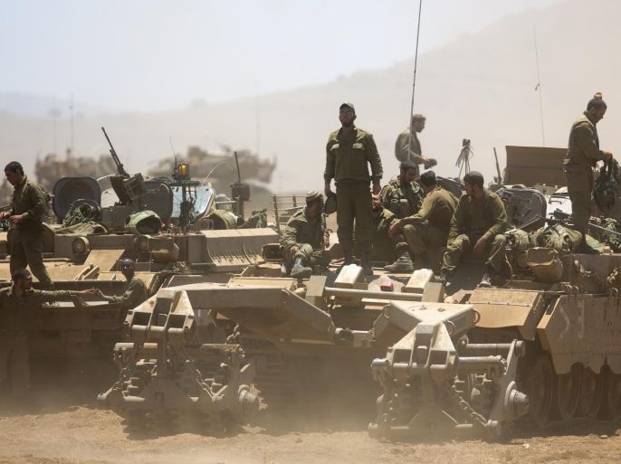 Israeli soldiers take part in a military exercise in the center of the Israeli-annexed Golan Heights on June 17, 2015. An alliance of rebel fighters in Syria, including Islamist fighters, are battling Syrian President Bashar al-Assad's regime forces for the control of the countrys Quneitra province, which lies in the Syrian side of the strategic Golan Heights. The advance came a day after Israel, which has a significant Druze population, said it was preparing for the possibility that refugees fleeing fighting in the area might seek to cross to the Israeli-occupied side of the strategic plateau. AFP PHOTO / MENAHEM KAHANA