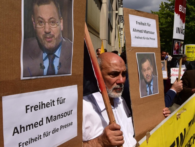 ‪متظاهرون أمام المحكمة المحلية في برلين للمطالبة بالإفراج عن الصحفي أحمد منصور‬ (غيتي)
