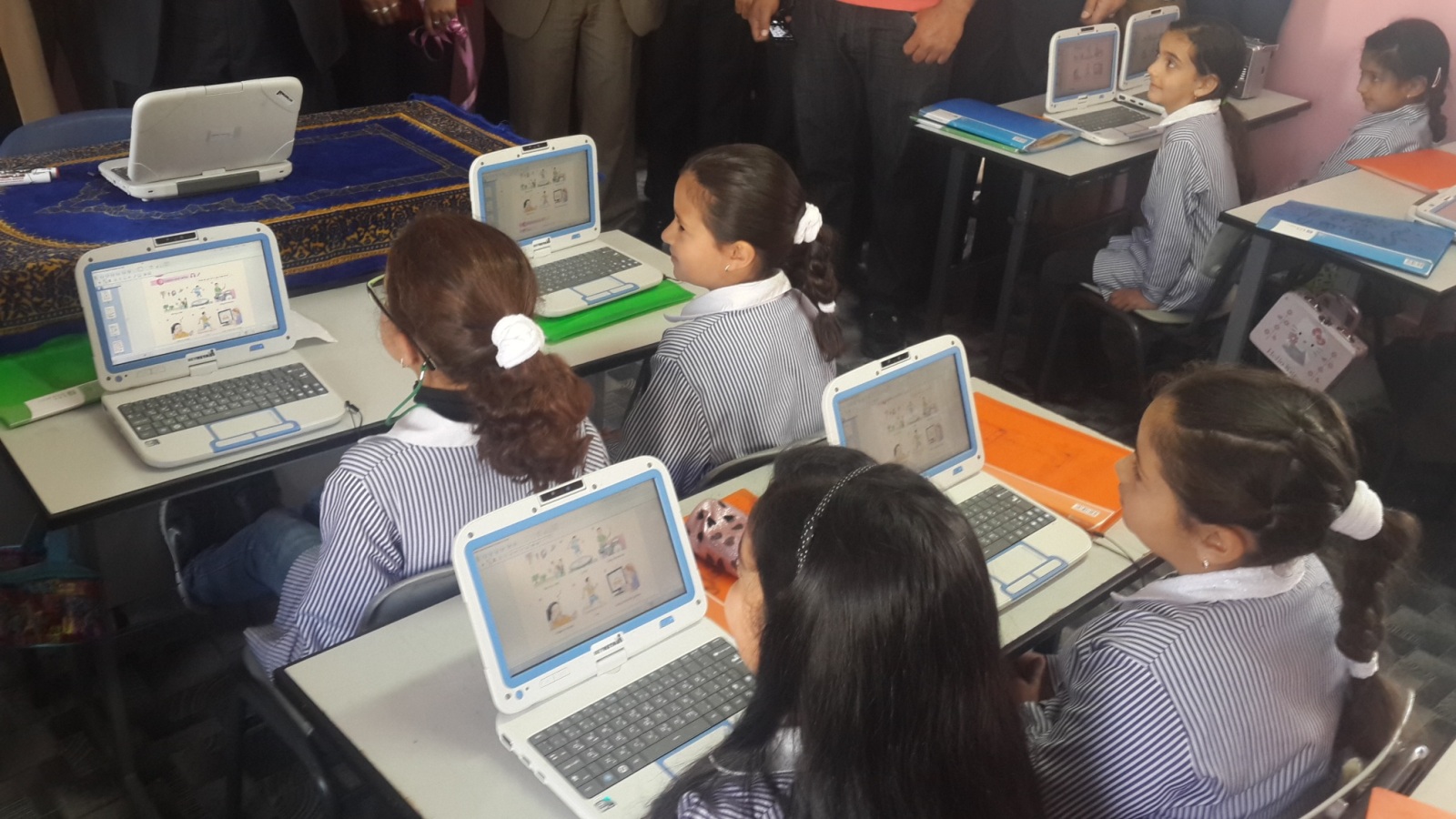الصف الإلكتروني في مدرسة بنات الياسر في بلدة دير دبوا شرق رام الله (الجزيرة)