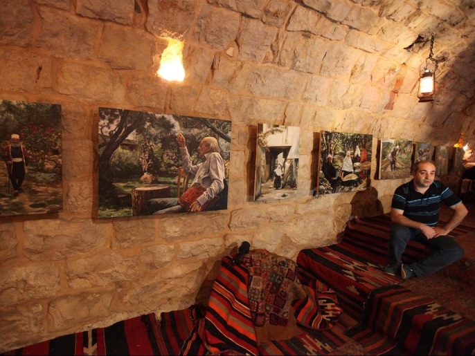 ‪الفنان اللبناني أبو دياب في متحفه ويظهر خلفه بعض الصور التاريخية‬ (الأناضول)