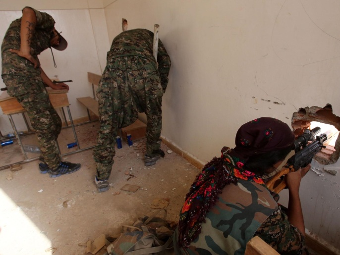 مقاتلون أكراد بريف الحسكة خلال معارك ضد تنظيم الدولة 16 يوليو/تموز الحالي (غيتي)