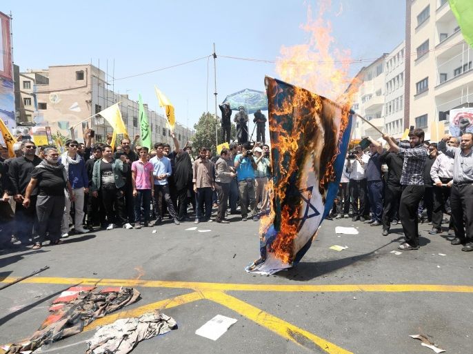 Iranian protesters burn an Israeli flag during a demonstration to mark the Quds (Jerusalem) International day in Tehran on July 10, 2015. AFP PHOTO / ATTA KENARE