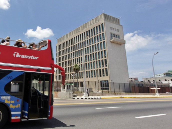 ‪حافلة تقل سياحا تمر بالقرب من مبنى السفارة الأميركية في العاصمة الكوبية هافانا‬ (الأوروبية)