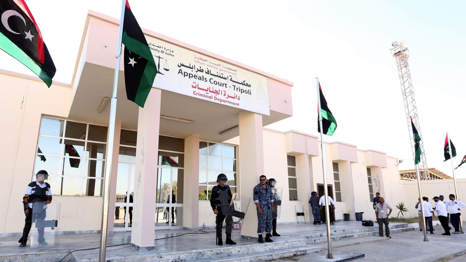 ‪عناصر من الأمن الليبي تحرس مقر محكمة استئناف طرابلس التي أصدرت الأحكام‬ (غيتي)