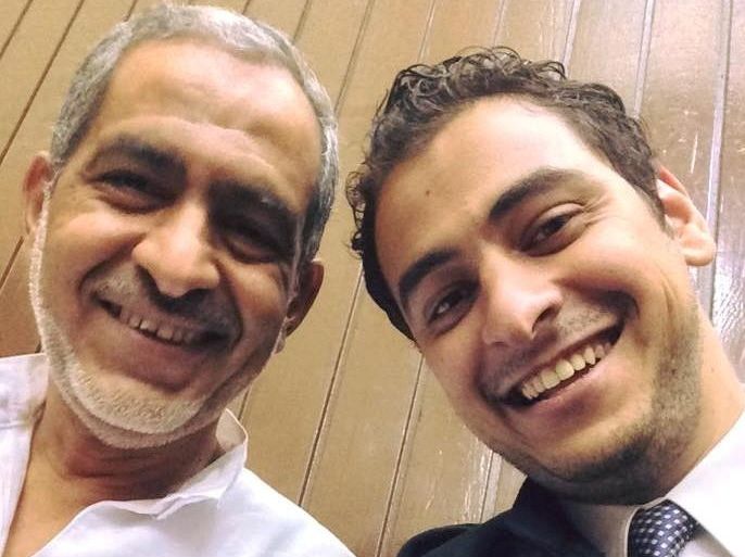 صورة تجمع أبو العلا ماضي (يسار) مع ابنه المحامي أحمد (يمين)