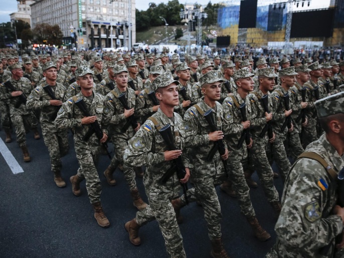 جنود أوكرانيون بساحة الاستقلال في كييف يستعدون لعرض عسكري سيقام في اليوم الوطني (رويترز)