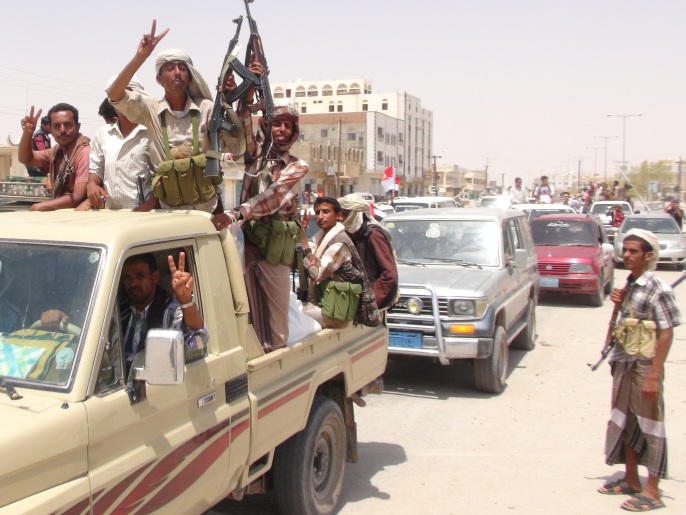 ‪احتفالات عقب انسحاب الحوثيين من مدينة عتق التي تعد مركز محافظة شبوة‬ (الجزيرة)