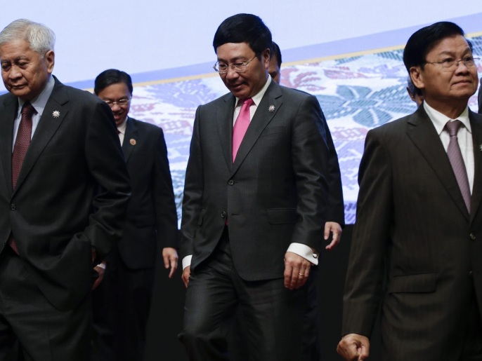 ‪(الأوروبية)‬ وزراء خارجية الفلبين وسنغافورة وفيتنام أثناء حضورهم المؤتمر