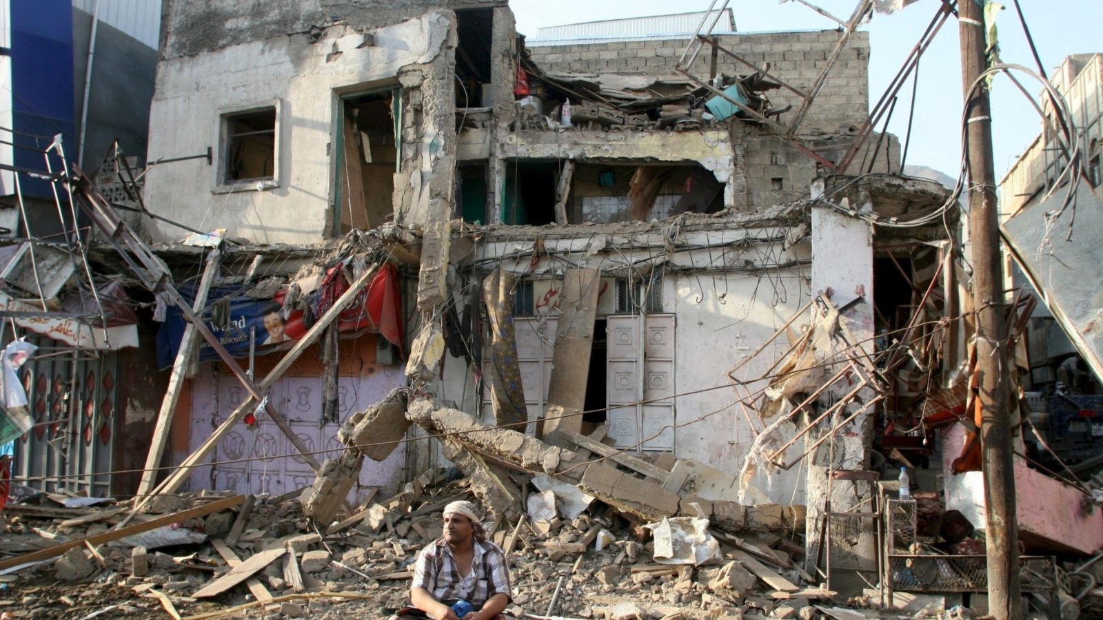 الحوثيون وقوات الرئيس المخلوع استهدفوا الأحياء السكنية بتعز (رويترز)