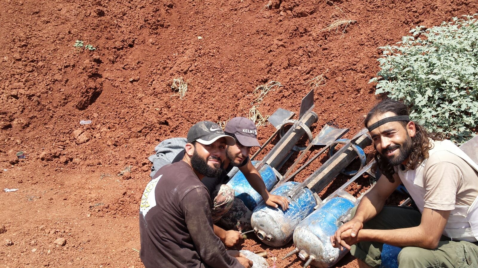 ‪مقاتلو المعارضة يحضرون قذائف مدفع جهنم خلال معركة باشكوي‬ (الجزيرة)